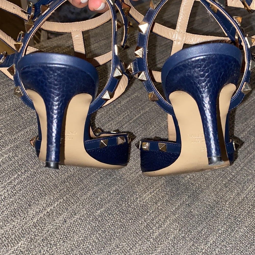 Valentino Garavani Navy Leather Rockstud T-Strap Pointed-Toe Heels - Picture 5 of 13